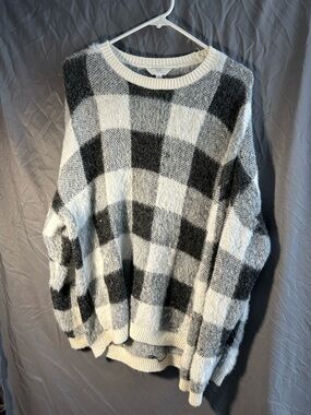 Time and Tru Black and White Buffalo Plaid Crewneck Sweater